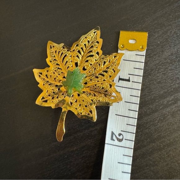 Set of 2 💛 Vintage Gold Tone Nature-Inspired Brooch Set with Green Jade Stones - Picture 14 of 16